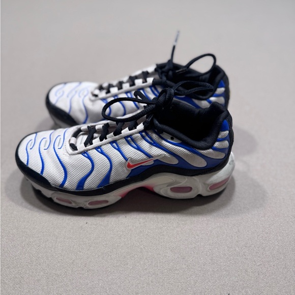 Nike Air Max Plus GS in the White/Game Royal/Black/Bright Crimson - Picture 5 of 7